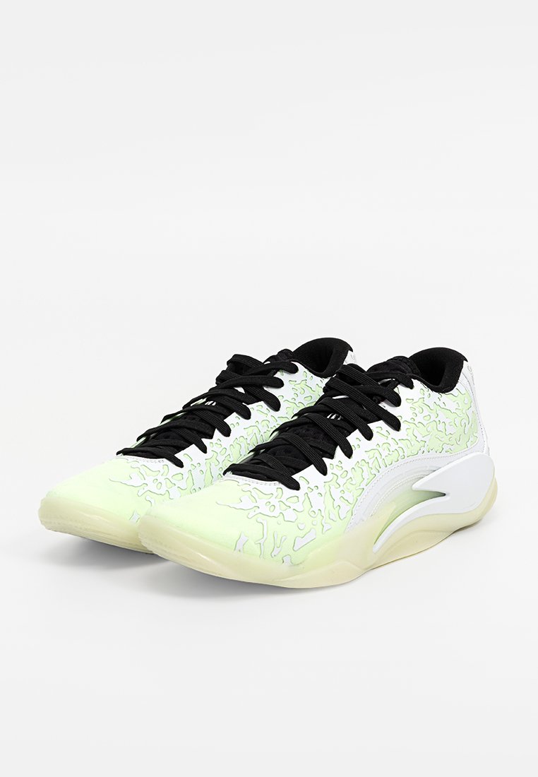 Zapatillas verde lima con cordones negros, que presentan un patrón de superficie texturizada y acentos blancos, punta redonda y suela ligera.