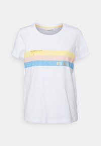 T-shirt en coton blanc à manches courtes, avec des rayures horizontales jaunes, roses et bleues, et le texte "WELL HELLO !" en doré.