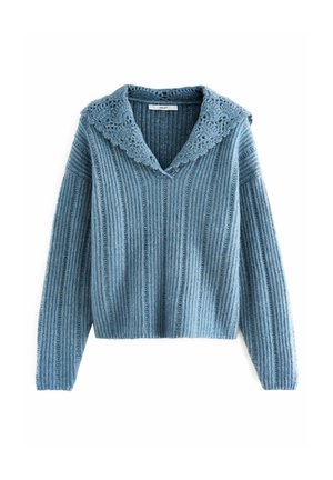 Sinine kudumiste särk laia pitsiga kaelusega, ribakonstruktsiooniga ja pikkade varrukatega, millel on lühike pikkus ja mugav lõige.