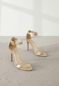 REGULAR FIT - SIGNATURE ROUND TOE SIMPLE - Magas sarkú szandálok - gold