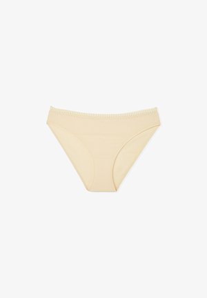 Sous-vêtement bikini en coton beige avec texture lisse, doté d'une ceinture avec couture décorative et d'un design à couverture modérée.