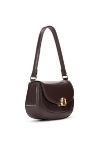 Sac à main en cuir brun avec un design à rabat, garnitures dorées et une courte bandoulière. Présente un détail de logo subtil sur le côté.