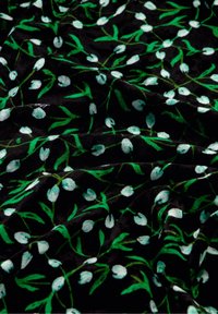 Zwart fluweelstof met een bloempatroon van kleine witte bloemen en groene bladeren, met een zachte textuur en een soepele val.
