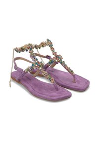 Lila Wildledersandalen mit dekorativem Beadings in verschiedenen Farben und einem goldenen Kettenakzent. Quadratische Zehenform und minimalistisches Riemendesign.