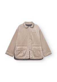 Chaqueta acolchada beige con un cuello redondo, cierre frontal de botones, dos grandes bolsillos delanteros y una textura suave. El forro interior es oscuro.