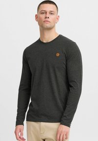 Mouwloze, donkergrijze shirt gemaakt van zachte stof, ronde halslijn, met een klein bruin logo op de linkerborst. Eenvoudige, rechte pasvorm.