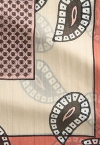 Jedwabny szalik z jasnobeżowym tłem. Posiada ciemny wzór paisley, różowe akcenty oraz geometryczne wzory w brązie i bieli.