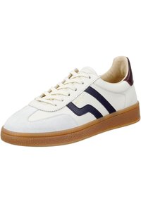 Zapatilla de cuero blanca con detalles en azul marino y puntera de ante beige. Presenta cordones planos, una suela de goma texturizada y un branding sutil en el costado.