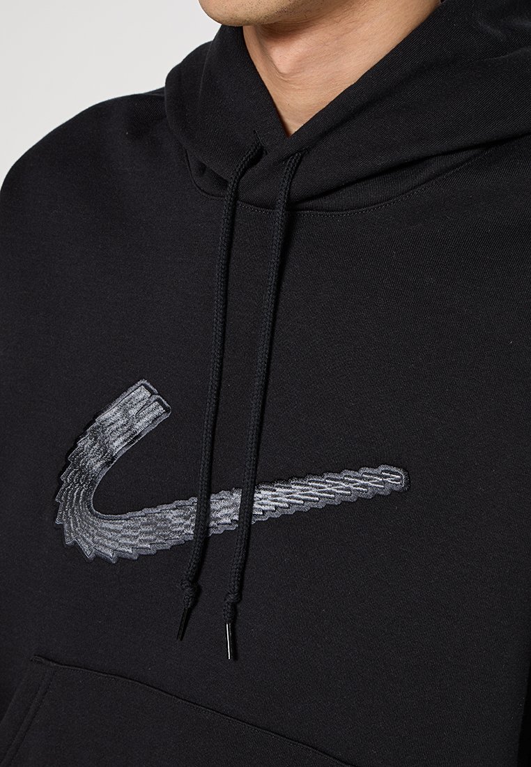 Sweat-shirt noir avec capuche, présentant un logo brodé en relief gris. Matériau visible, avec des cordons de serrage et une poche avant.