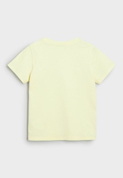 T-shirt a maniche corte in morbido cotone giallo chiaro, con un classico collo a giro e un design semplice senza alcun motivo o accento.
