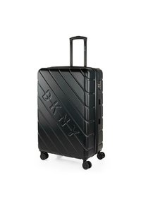 Maleta dura negra con estrías diagonales, logotipo de DKNY, asa extensible, cuatro ruedas y asa lateral para una fácil movilidad.
