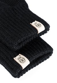 Zwei gefaltete schwarze Strickschals mit beigen Etiketten, die ein heraldisches Wappen auf weißem Hintergrund zeigen.
