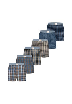 Sei paia di boxer a quadri da uomo in vari motivi blu e marroni, disposti in linea diagonale su sfondo bianco.