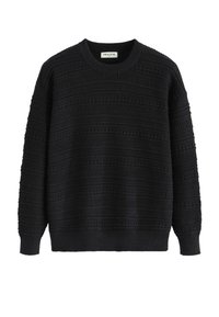 Pull noir en tricot texturé, présentant des rayures horizontales et des poignets côtelés. Design à col ras du cou, légèrement ample.