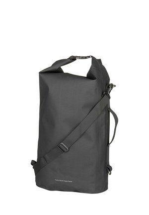 Schwarzer wasserfester Rolltop-Rucksack mit verstellbarem Schultergurt und seitlichem Griff, beschriftet mit "Hergestellt aus Ozean-Impact-Kunststoff."