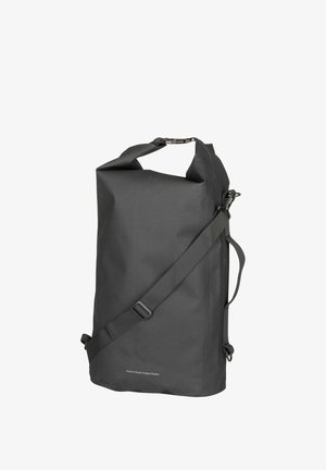 Schwarzer wasserfester Rolltop-Rucksack mit verstellbarem Schultergurt und seitlichem Griff, beschriftet mit "Hergestellt aus Ozean-Impact-Kunststoff."