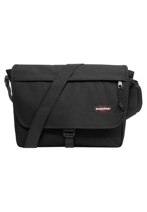 Czarna torba typu messenger marki Eastpak z regulowanym paskiem na ramię, przednią klapką z zapięciem na klamrę oraz zamykaną na zamek kieszenią na klapie.