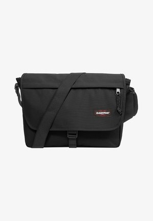 Czarna torba typu messenger marki Eastpak z regulowanym paskiem na ramię, przednią klapką z zapięciem na klamrę oraz zamykaną na zamek kieszenią na klapie.