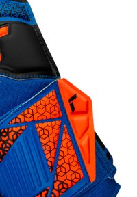 Guante azul y negro con detalles en naranja, que presenta patrones geométricos, superficie texturizada y elementos de diseño flexibles para un mejor agarre.