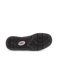 Zwarte rubberen zool met gestructureerde grippatronen, met een wit en rood logo. Licht verhoogde gebieden voor grip aan de onderkant.