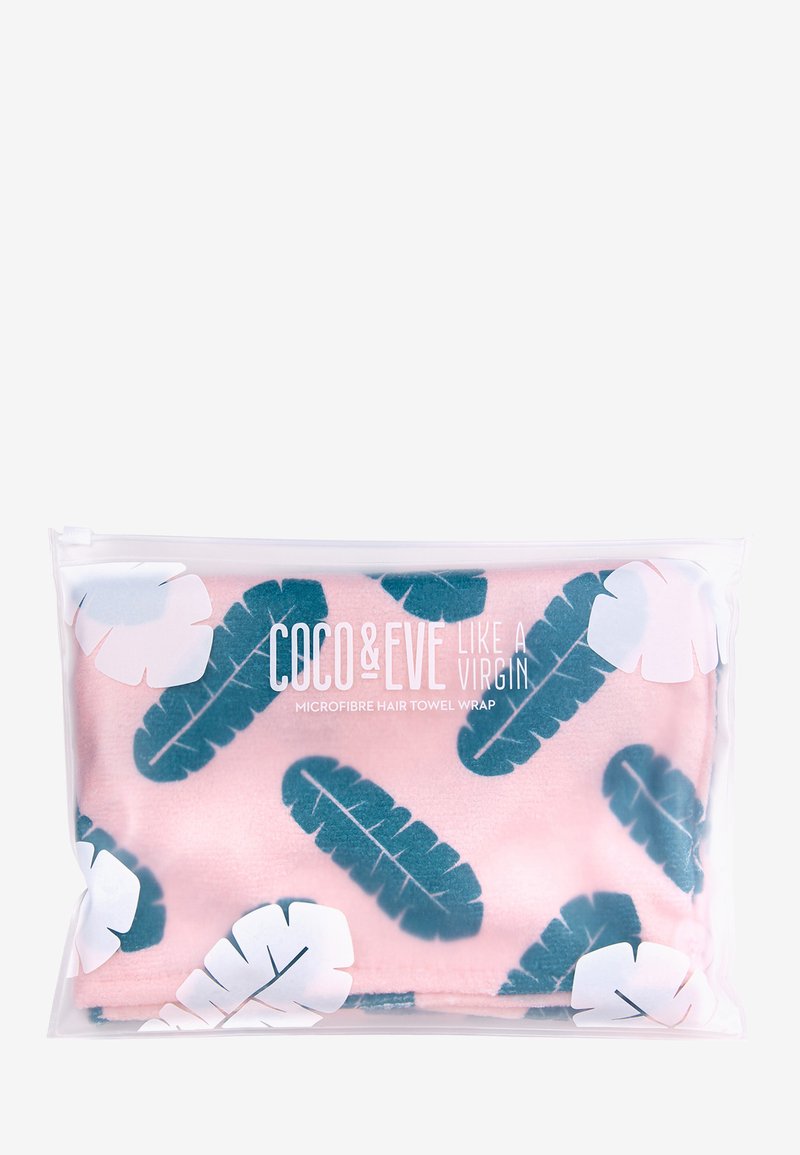 Serviette en microfibre pour les cheveux, rose avec des motifs de feuilles turquoise ; emballée dans un sac transparent avec le nom de la marque "Coco & Eve" clairement affiché.