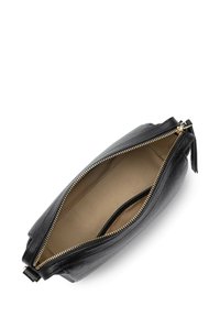 Schwarze Lederhandtasche mit Reißverschluss, glatter Struktur außen und beige Innenfutter. Verfügt über goldfarbene Beschläge und eine flache Form.