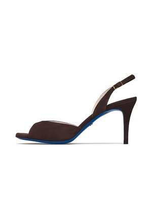 Sandalo aperto in suede marrone con tacco alto, suola blu e cinturino con fibbia dorata su sfondo bianco.