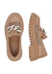 Béžové síťované loafers s robustními gumovými podrážkami a stříbrným řetízkem přes vrchol, zobrazené zvrchu a z boku.