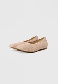 Μπαλαρίνες με πάνω μέρος από υφαντό ελαφρώς ροζ ύφασμα, αμυγδαλωτό μύτο, χαμηλό τακούνι και επένδυση με μαξιλάρι για επιπλέον άνεση.