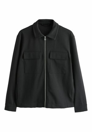 Schwarze Jacke mit langen Ärmeln, Vorderreißverschluss, zwei Klappentaschen auf der Brust und umgeschlagenem Kragen.