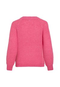 Pullover in magenta lavorato a maglia visto da dietro, con maniche lunghe e un motivo a coste testurizzate.