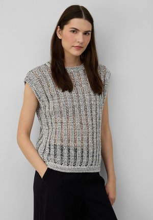 Grijs gebreid cropped top met open geweven structuur, korte mouwen en een rechte zoom. Gecombineerd met zwarte broeken, weergegeven tegen een neutrale achtergrond.