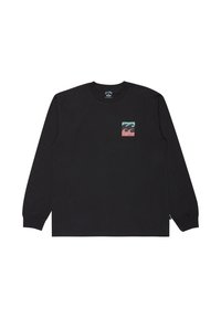 Schwarzes Langarm-Shirt mit Rundhalsausschnitt, das ein kleines, farbenfrohes Wellenmotiv und den Text "Billabong" auf der oberen linken Brustseite zeigt.