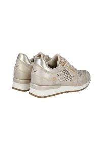 Zapatillas de ante beige con acentos metálicos, diseños perforados y suela de goma. Incluyen un cierre con cremallera y plantilla acolchada.