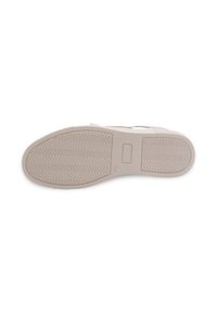 Semelle de chaussure en caoutchouc lisse de couleur beige avec un motif de semelle en chevron et un accent rectangulaire central avec un logo.