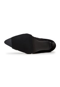 Escarpin noir à talon haut avec le bout pointu, tige en daim, semelle en caoutchouc avec des rainures texturées, talon plat, et sans ornement visible.