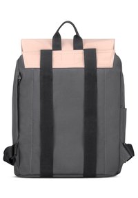 Zaino grigio con un lembo superiore di un tenue rosa pallido. Presenta due spallacci e una maniglia superiore. Include una tasca laterale e un design minimalista.