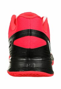 Roter und schwarzer Sportschuh mit Mesh-Obermaterial, strukturiertem Fersenbereich und kontrastierenden Akzenten. Verfügt über eine strapazierfähige Gummisohle und ein geschichtetes Design.