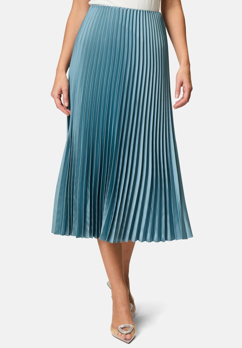 Faltender Midirock aus lichtblauem Satin-Stoff, mit scharfen Falten und einer glatten Textur. Betont durch einen taillierten Bund und einen ausgestellten Saum.