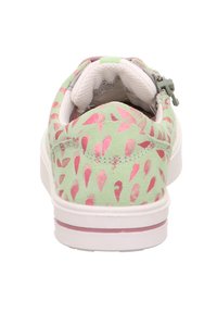 Baskets vertes avec des motifs en gouttes roses, intérieur rembourré blanc et semelle blanche avec une bande rose, vues de dos.