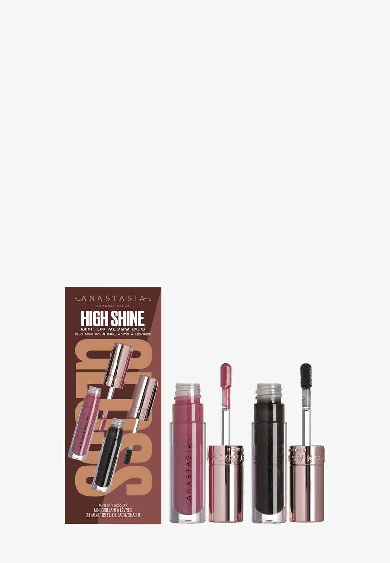 Il set High Shine Mini Lip Gloss Duo comprende due tubetti di lucidalabbra: uno rosa e uno nero, con accenti metallici e applicatori a forma di piede di cervo, il tutto in una confezione marchiata.