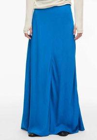 Modra maksi krilo iz gladkega, tekočega blaga. Ima subtilen silhueto črke A, z srednje visokim pasom in brez vidnih zapenjal.