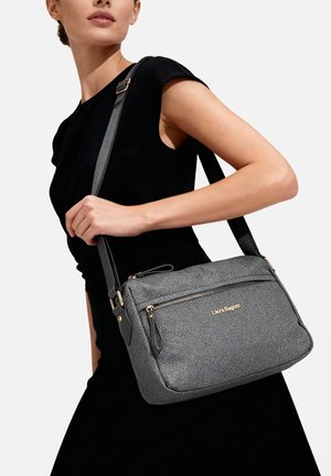 Borsa a tracolla grigia con texture, dettagli in oro, tasca anteriore con zip e tracolla regolabile. Logo visibile sul davanti.