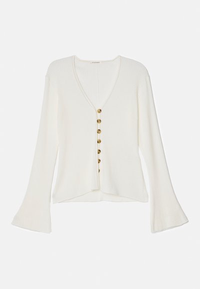 Λευκό ριπ πλεκτό κάρντιγκαν με μακριές φουσκωτές μανίκες, V-λαιμό και έξι καφέ κουμπιά μπροστά.