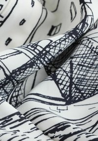 Material cu model având un fundal alb, cu schițe negre de bărci și linii abstracte, prezentând o țesătură texturată.