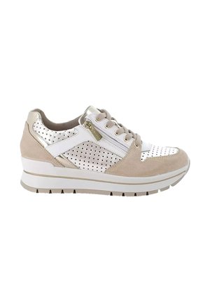 Sneaker perforata beige e bianca con lacci sul davanti, cerniera laterale e suola spessa bianca con bordo beige.