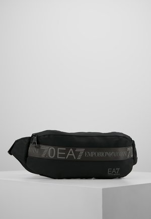 Sort Emporio Armani EA7 bæltetaske med lynlåset hovedrum og mærket vandret rem på forsiden.