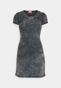 Svart denim miniklänning med korta ärmar, texturerat tyg, rundad halsringning och en dekorativ detalj i silver på bröstet.