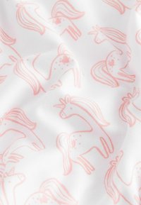 Tissu blanc avec un motif répétitif de licornes rose pâle, chacune avec des crinières flottantes et des taches, créant un design ludique.