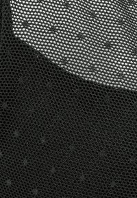 Schwarzer strukturiertes Mesh-Gewebe mit gepunktetem Muster, das eine hexagonale offene Webart und ein weiches, leichtes Erscheinungsbild aufweist.